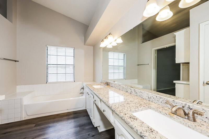 3,690/Mo, 116 Wildwood Dr Desoto, TX 75115 Main Bathroom View
