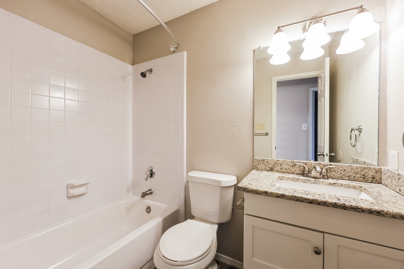 3,690/Mo, 116 Wildwood Dr Desoto, TX 75115 Bathroom View