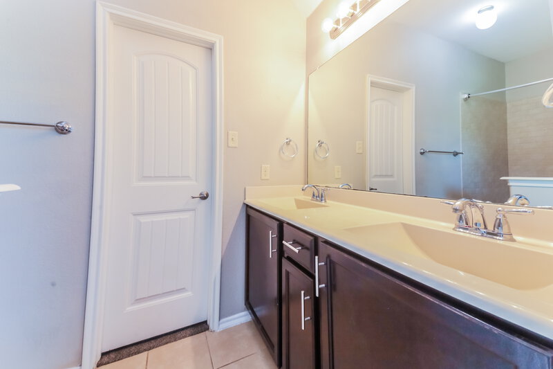 2,270/Mo, 1429 Hawk Valley Dr Little Elm, TX 75068 Main Bathroom View