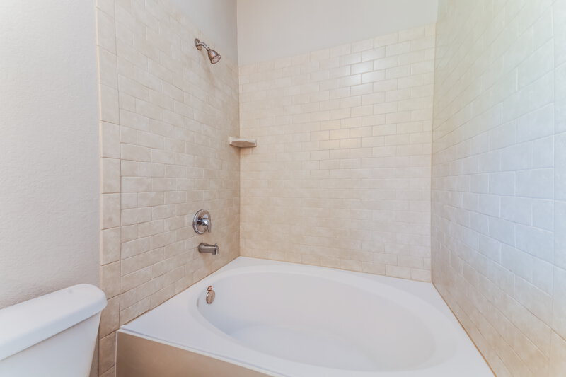 2,270/Mo, 1429 Hawk Valley Dr Little Elm, TX 75068 Main Bathroom View 2