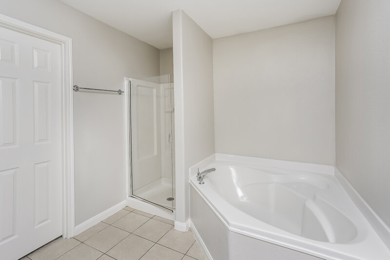 1,765/Mo, 612 Hidden Dale Dr Fort Worth, TX 76140 Main Bathroom View