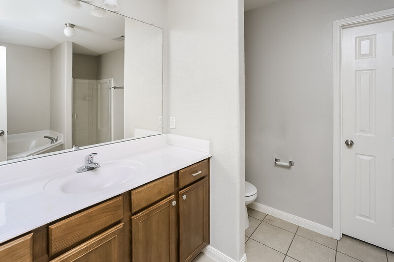 1,765/Mo, 612 Hidden Dale Dr Fort Worth, TX 76140 Main Bathroom View 2