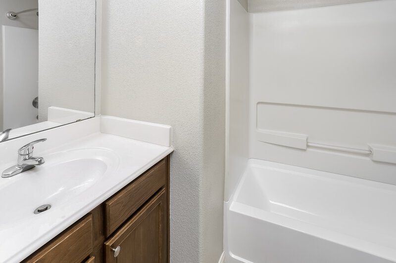 1,765/Mo, 612 Hidden Dale Dr Fort Worth, TX 76140 Bathroom View