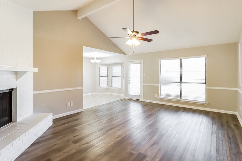 2,125/Mo, 536 N Park Drive Saginaw, TX 76179 Living Room View