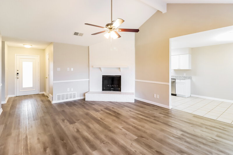 2,125/Mo, 536 N Park Drive Saginaw, TX 76179 Living Room View 2