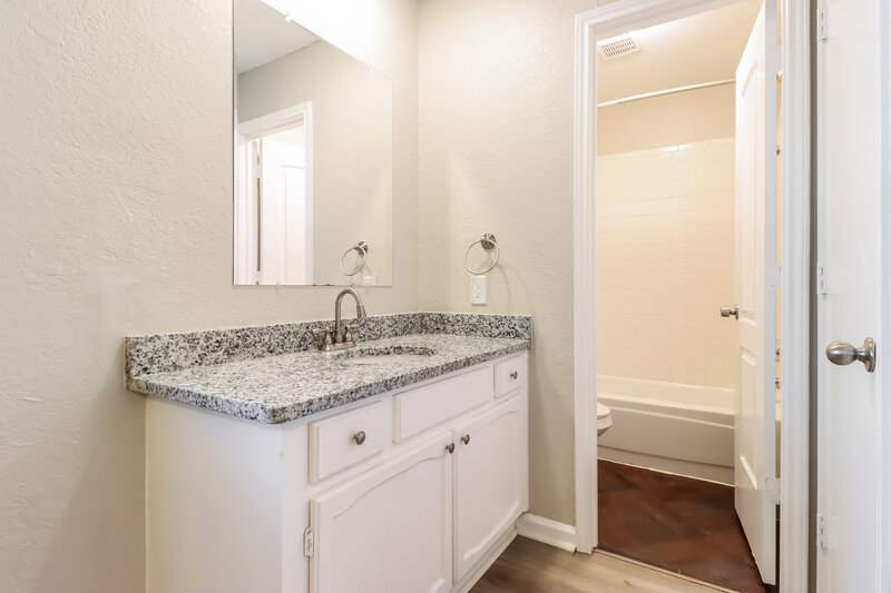 2,125/Mo, 536 N Park Drive Saginaw, TX 76179 Main Bathroom View