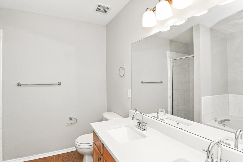 2,100/Mo, 2325 Northway Denton, TX 76207 Primary Bathroom View