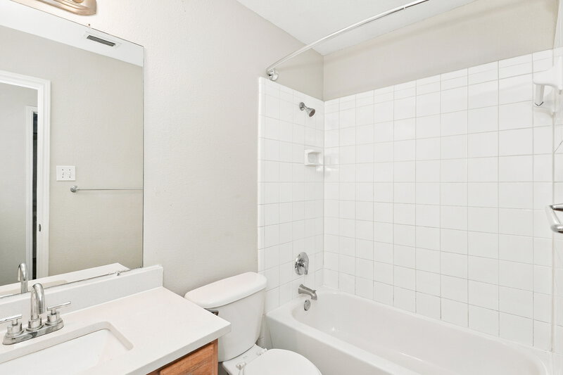 2,100/Mo, 2325 Northway Denton, TX 76207 Bathroom View