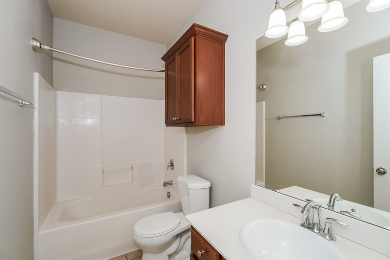 2,180/Mo, 4933 Lemon Grove Dr Fort Worth, TX 76135 Bathroom View