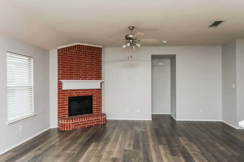 1,950/Mo, 433 Heritage Dr Crowley, TX 76036 Living Room View 2