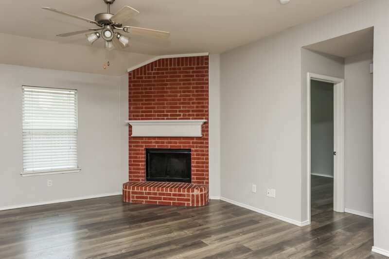 1,950/Mo, 433 Heritage Dr Crowley, TX 76036 Living Room View 3