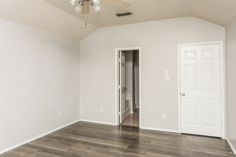 1,950/Mo, 433 Heritage Dr Crowley, TX 76036 Main Bedroom View