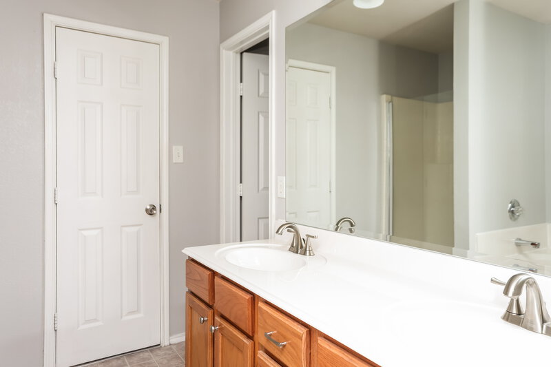 1,950/Mo, 433 Heritage Dr Crowley, TX 76036 Main Bathroom View