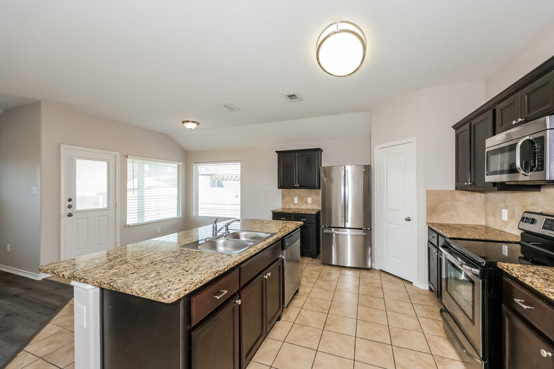 2,070/Mo, 8616 Fawn Hill Ct Fort Worth, TX 76134 Kitchen View 2