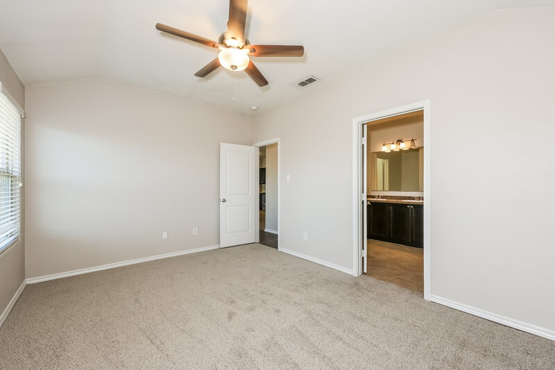 2,070/Mo, 8616 Fawn Hill Ct Fort Worth, TX 76134 Main Bathroom View