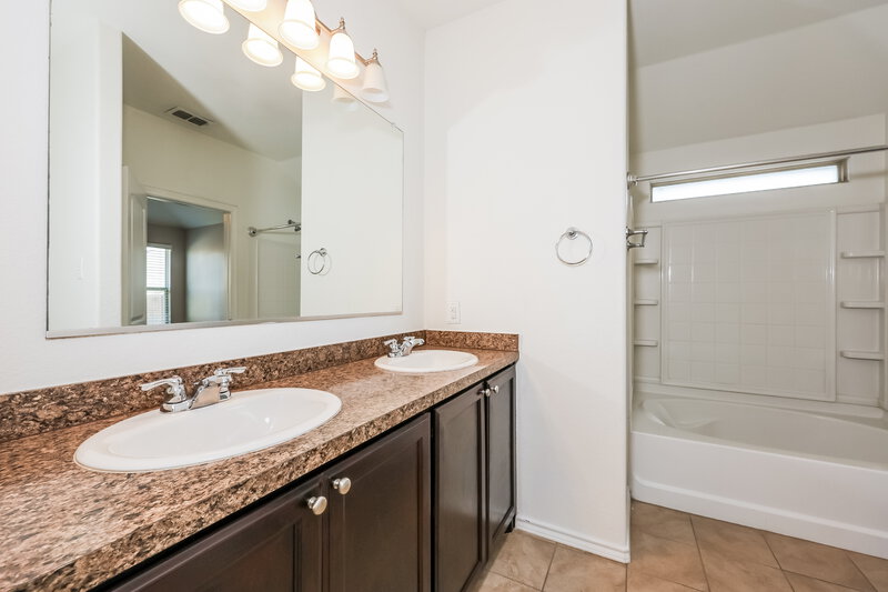 2,070/Mo, 8616 Fawn Hill Ct Fort Worth, TX 76134 Main Bathroom View 2