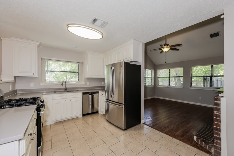 2,260/Mo, 657 Edgewood Dr Lancaster, TX 75146 Kitchen View