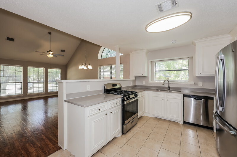 2,260/Mo, 657 Edgewood Dr Lancaster, TX 75146 Kitchen View 2