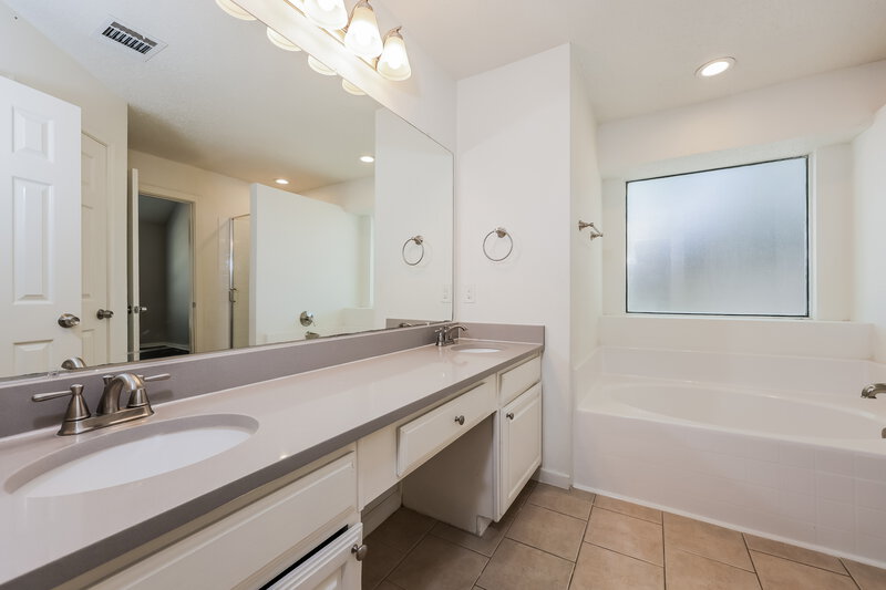 2,260/Mo, 657 Edgewood Dr Lancaster, TX 75146 Main Bathroom View