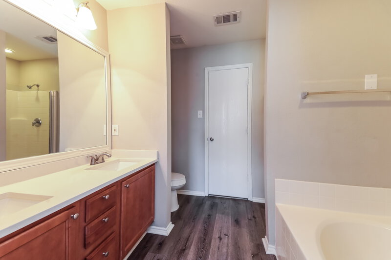 2,370/Mo, 1107 Caroline Dr Princeton, TX 75407 Main Bathroom View