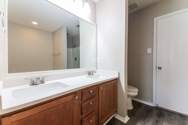 2,160/Mo, 1107 Caroline Dr Princeton, TX 75407 Main Bathroom View