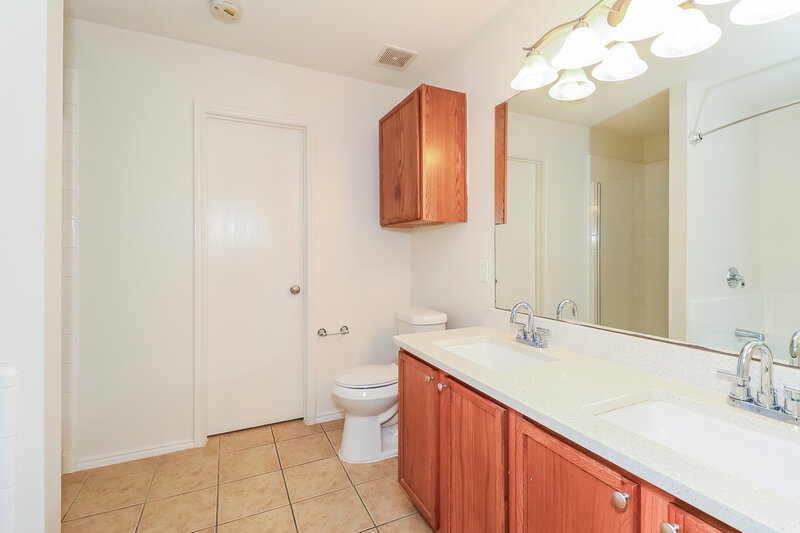 2,240/Mo, 2246 Midbury Dr Lancaster, TX 75134 Main Bathroom View