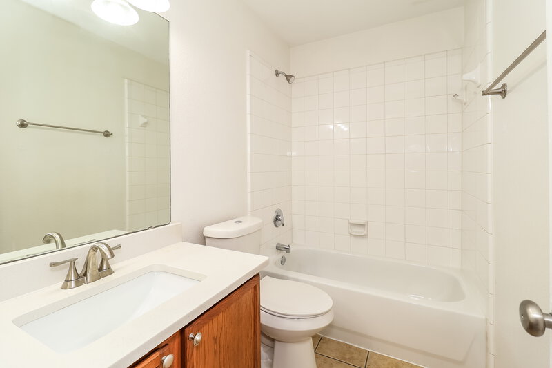 2,240/Mo, 2246 Midbury Dr Lancaster, TX 75134 Bathroom View