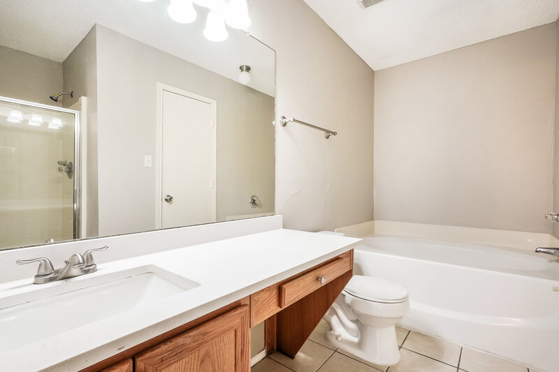 1,680/Mo, 2363 Kelton Street Fort Worth, TX 76133 Main Bathroom View