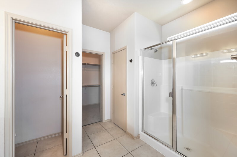 2,090/Mo, 9925 Fressia Ln Fort Worth, TX 76108 Main Bathroom View 2