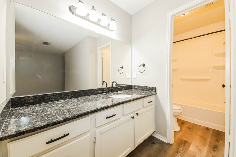 1,800/Mo, 7618 Creek Wood Dr Rowlett, TX 75089 Main Bathroom View