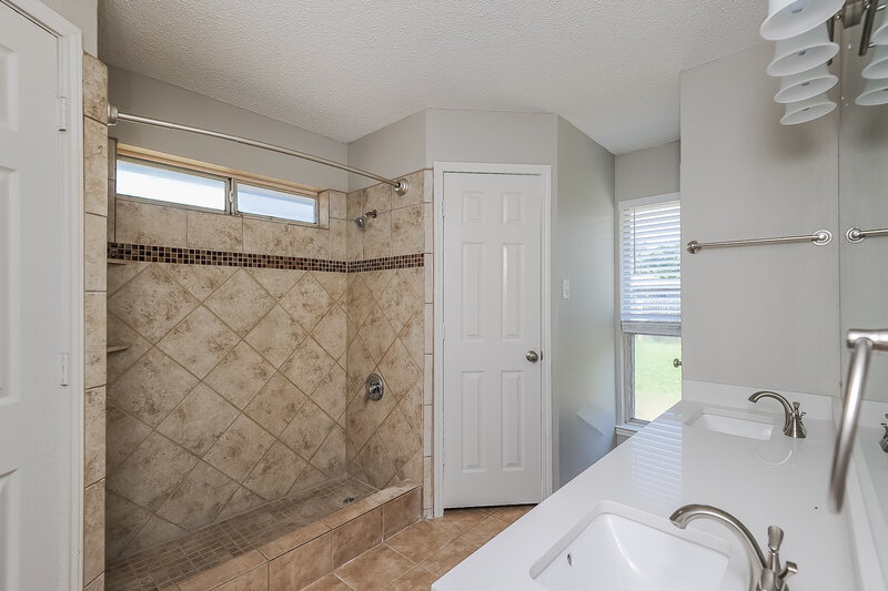 2,005/Mo, 9105 Cranwell Ct Fort Worth, TX 76134 Master Bathroom View