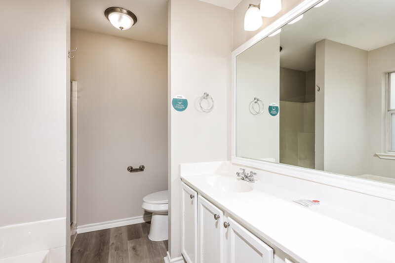 1,920/Mo, 8808 Wayne St Cross Roads, TX 76227 Main Bathroom View
