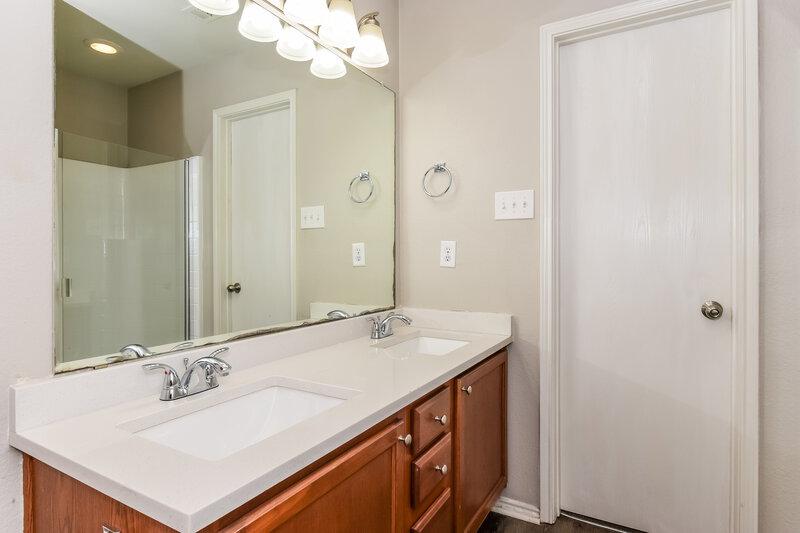 1,930/Mo, 1328 Riviera Dr Princeton, TX 75407 Bathroom View