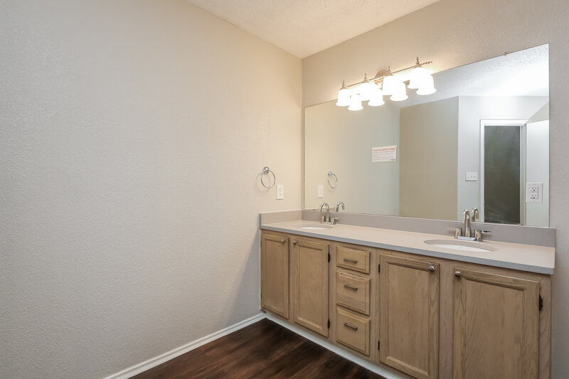 2,070/Mo, 1513 Becky Lane Lancaster, TX 75134 Bathroom View