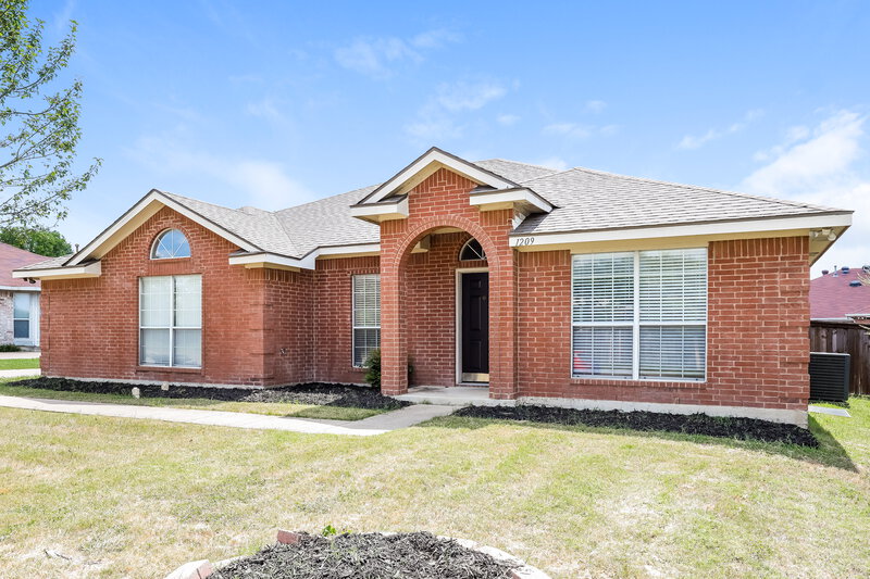 2,480/Mo, 1209 Mockingbird Ln Desoto, TX 75115 Front View