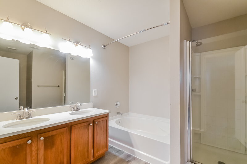 2,280/Mo, 3041 Paint Brush Place Lancaster, TX 75134 Main Bathroom View
