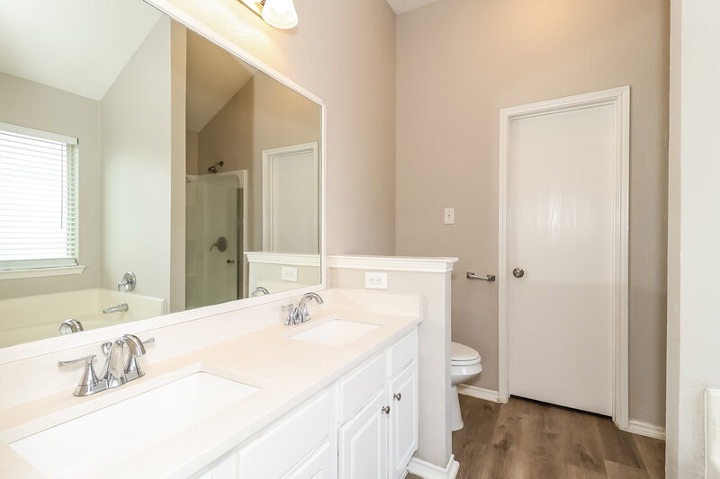 0/Mo, 1024 Stockton Drive Burleson, TX 76028 Main Bathroom View