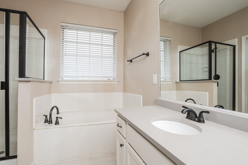 2,605/Mo, 1510 Lost Creek Dr DeSoto, TX 75115 Main Bathroom View