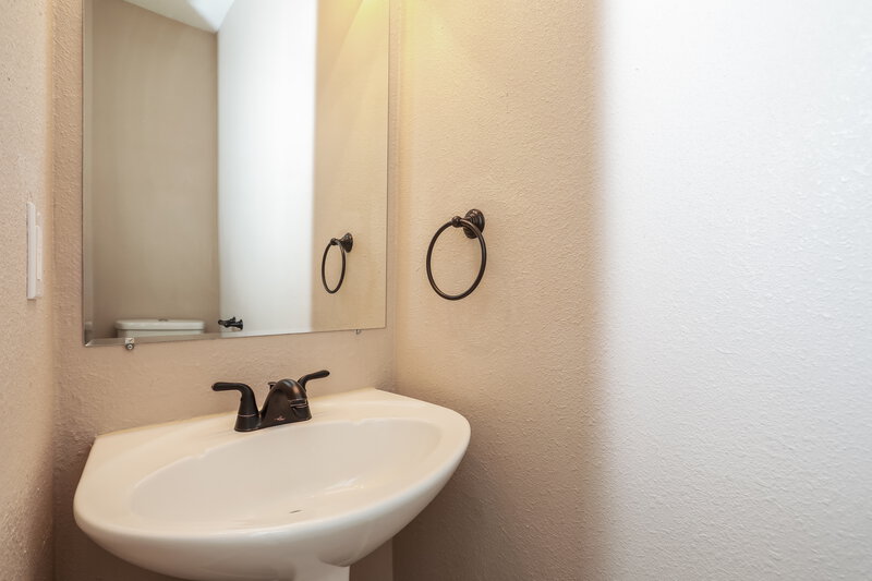 2,605/Mo, 1510 Lost Creek Dr DeSoto, TX 75115 Bathroom View 2