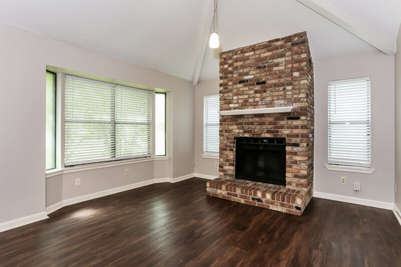 2,365/Mo, 101 Colony Dr Arlington, TX 76002 Living Room View 3