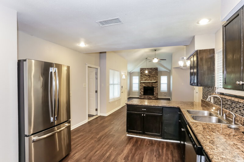 2,365/Mo, 101 Colony Dr Arlington, TX 76002 Kitchen View 2