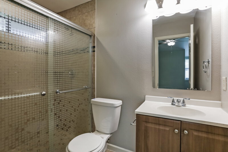 2,365/Mo, 101 Colony Dr Arlington, TX 76002 Main Bathroom View