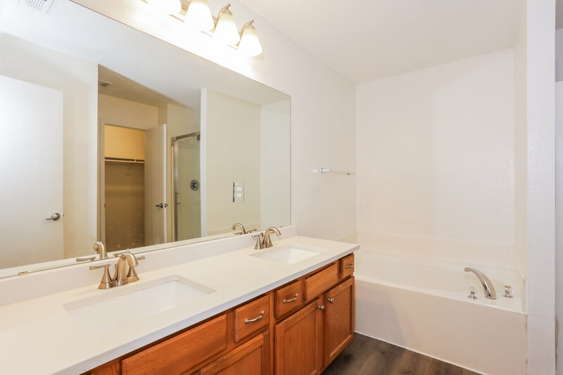 2,465/Mo, 1711 Venus Dr W Lancaster, TX 75134 Main Bathroom View
