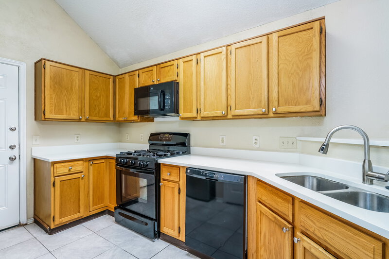 2,200/Mo, 4452 Sierra Dr Grand Prairie, TX 75052 Kitchen View