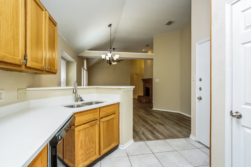 2,200/Mo, 4452 Sierra Dr Grand Prairie, TX 75052 Kitchen View 2