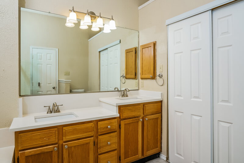 2,200/Mo, 4452 Sierra Dr Grand Prairie, TX 75052 Main Bathroom View