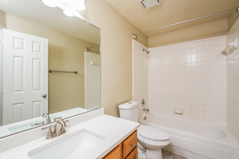 2,200/Mo, 4452 Sierra Dr Grand Prairie, TX 75052 Bathroom View