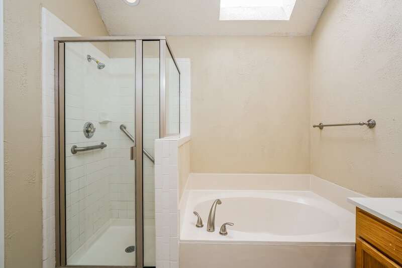 2,200/Mo, 4452 Sierra Dr Grand Prairie, TX 75052 Bathroom View 2