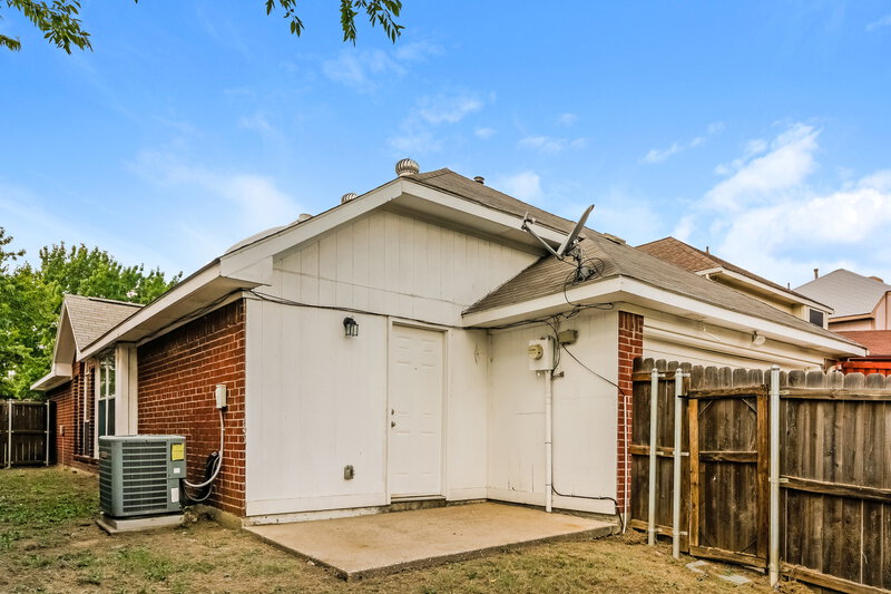 2,200/Mo, 4452 Sierra Dr Grand Prairie, TX 75052 Rear View