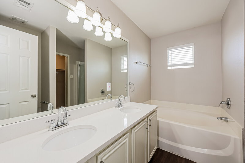 2,240/Mo, 1619 Reynolds St Lancaster, TX 75134 Main Bathroom View